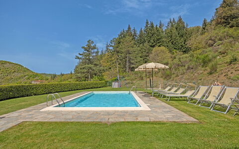 La Montanina: Cielo, Planta, Agua, Azur, Nube, Piscina, El Terreno Del Lote, Árbol, Hierba, Sombra