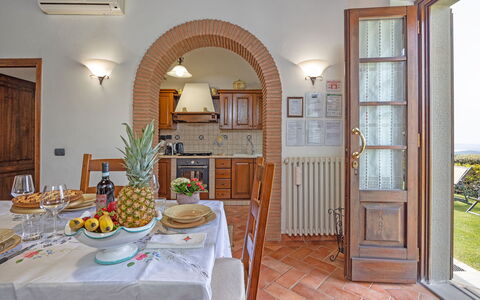 La Montanina: Mesa, Propiedad, Mueble, Vajilla, Puerta, Madera, Silla, Diseño De Interiores, Planta