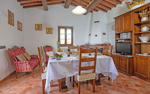 La Montanina: Mueble, Mesa, Propiedad, Ventana, Silla, Gabinetes, Madera, Diseño De Interiores, Arquitectura, Edificio