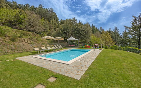 La Montanina: Nube, Cielo, Planta, Árbol, Piscina, Agua, El Terreno Del Lote, Rectángulo, Edificio, Sombra