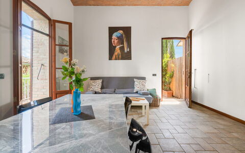 Torri 15 Holiday Home: Planta, Edificio, Marco, Flor, Planta De Casa, Madera, Piso, Diseño De Interiores, Suelo, Maceta