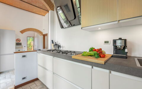 Torri 15 Holiday Home: Mostrador, Gabinetes, Comida, Edificio, Estufa De Cocina, Cocina, Aparato De Cocina, Madera, Lavabo, Diseño De Interiores