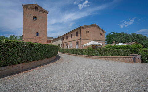 Torri 15 Holiday Home: Nube, Cielo, Planta, Edificio, Ventana, Superficie De La Carretera, El Terreno Del Lote, Árbol, Casa, Hierba