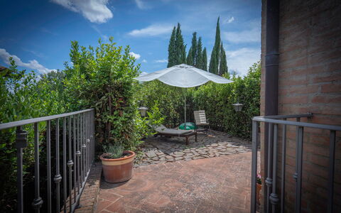 Torri 15 Holiday Home: Nube, Cielo, Planta, Propiedad, Botánica, Maceta, Silla, Sombra, Bienes Raíces, Hierba