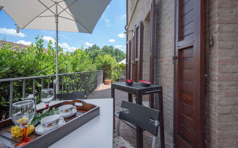 Torri 15 Holiday Home: Cielo, Edificio, Propiedad, Mesa, Mueble, Nube, Vajilla, Ventana, Arquitectura, Maceta