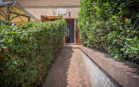 Torri 15 Holiday Home: Planta, Propiedad, Ventana, Edificio, El Terreno Del Lote, Superficie De La Carretera, Pared, Hierba, Ladrillo, Bienes Raíces