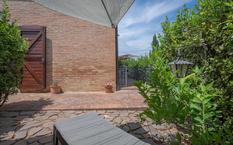 Torri 15 Holiday Home: Planta, Propiedad, Cielo, Nube, Superficie De La Carretera, Sombra, Madera, Cabaña, Hierba, Edificio