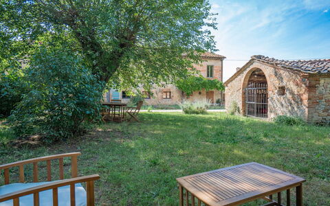 Il Palazzetto Francigena, Monteriggioni: Planta, Propiedad, Edificio, Mueble, Nube, Ventana, Cielo, Mesa, Madera, Paisaje Natural