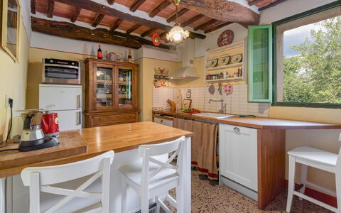 Il Palazzetto Francigena, Monteriggioni: Gabinetes, Mostrador, Mueble, Mesa, Propiedad, Ventana, Cocina, Madera, Cajón, Diseño De Interiores