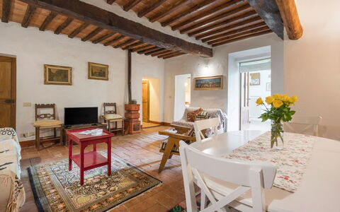 Il Palazzetto Francigena, Monteriggioni: Mesa, Mueble, Planta, Silla, Madera, Diseño De Interiores, Flor, Arquitectura, Edificio, Suelo