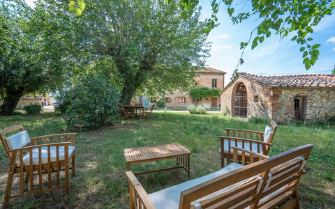 Il Palazzetto Francigena, Monteriggioni: Hierba, Área Rural, Jardín, Inmuebles, Césped, Patio Interior, Cabaña, Casa De Campo, Hacienda, Yarda