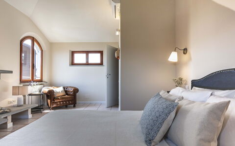 Villa i Portici: Diseño De Interiores, Pared, Mueble, Habitación, Madera, Cama, Piso, Suelo, Techo, Encendiendo