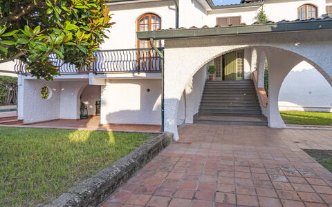 Villa i Portici: Planta, Edificio, Árbol, Superficie De La Carretera, Ventana, Pared, Enladrillado, Escalera, Sombra, Bienes Raíces