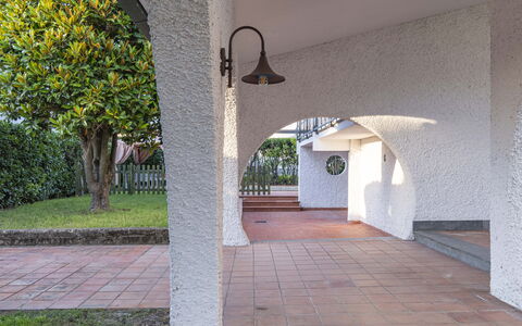 Villa i Portici: Planta, Edificio, Sombra, Árbol, Madera, Fachada, Superficie De La Carretera, Casa, Paisaje, Material Compuesto