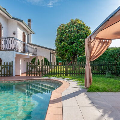 Villa i Portici: Agua, Planta, Cielo, Propiedad, Ventana, Edificio, Azur, Piscina, Arquitectura, Árbol