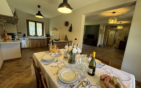 Casa Viviani: Comida, Mesa, Vajilla, Mueble, Botella, Plato, Diseño De Interiores, Manteles, Silla, Vajilla