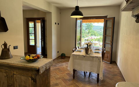 Casa Viviani: Mesa, Propiedad, Mueble, Gabinetes, Ventana, Madera, Planta, Encendiendo, Planta De Casa, Cocina