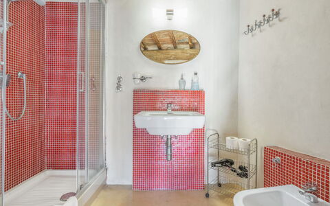Belle Donne Apartment, Tornabuoni, Florence, Wifi: Grifo, Arreglo De Tubería, Propiedad, Lavabo, Edificio, Lavabo Del Baño, Púrpura, Diseño De Interiores, Baño, Madera
