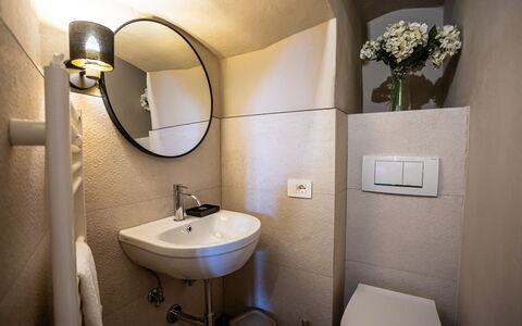 Appartamento Vagnucci: Espejo, Grifo, Lavabo Del Baño, Lavabo, Arreglo De Tubería, Propiedad, Fotografía, Planta, Baño, Diseño De Interiores