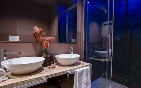 Villa Paradise: Grifo, Propiedad, Arreglo De Tubería, Mueble, Lavabo, Edificio, Púrpura, Baño, Espejo, Diseño De Interiores