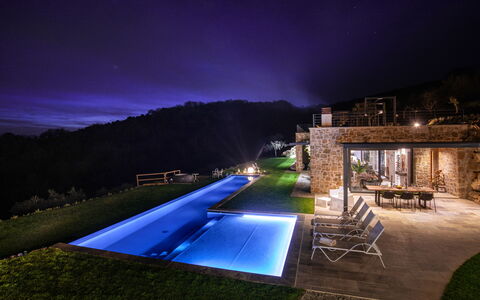 Villa Paradise: Agua, Planta, Cielo, Mueble, Edificio, Naturaleza, Azur, Piscina, Silla, Hierba