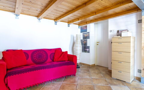 Florentine Careggi Loft: Mueble, Propiedad, Gabinetes, Madera, Comodidad, Diseño De Interiores, Piso, Arquitectura, Suelo, Puerta