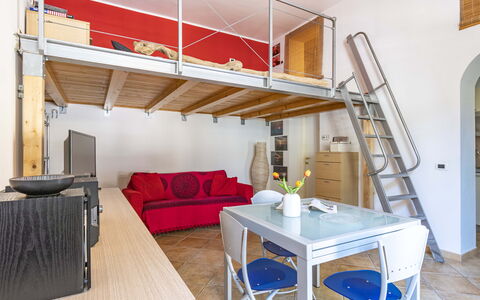 Florentine Careggi Loft: Mesa, Mueble, Propiedad, Sofá, Madera, Edificio, Diseño De Interiores, Suelo, Piso, Comodidad