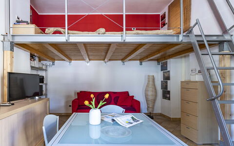 Florentine Careggi Loft: Mesa, Mueble, Propiedad, Edificio, Textil, Madera, Silla, Diseño De Interiores, Vajilla, Arquitectura