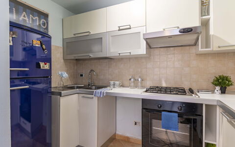 Florentine Careggi Loft: Gabinetes, Mostrador, Fregadero, Grifo, Lavabo, Propiedad, Edificio, Estufa De Cocina, Cocina, Aparato De Cocina