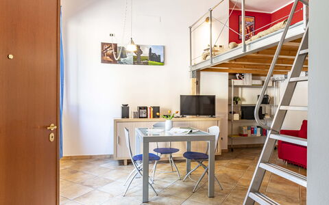 Florentine Careggi Loft: Mesa, Propiedad, Mueble, Librero, Marco, Edificio, Escritorio, Madera, Diseño De Interiores, Estantería