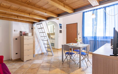 Florentine Careggi Loft: Mesa, Propiedad, Mueble, Edificio, Ventana, Madera, Puerta, Diseño De Interiores, Piso, Casa