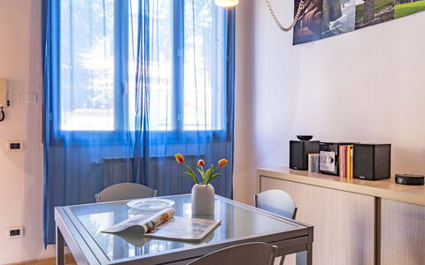 Florentine Careggi Loft: Mesa, Mueble, Edificio, Propiedad, Ventana, Planta, Flor, Silla, Madera, Diseño De Interiores