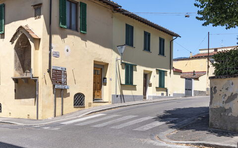 Florentine Careggi Loft: Cielo, Propiedad, Ventana, Edificio, Superficie De La Carretera, Árbol, Barrio Residencial, Casa, Asfalto, Planta