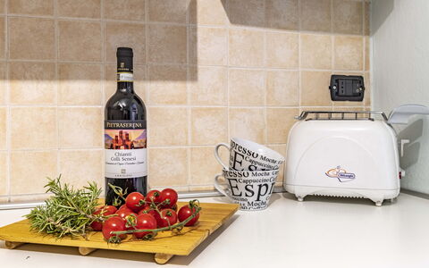 Florentine Careggi Loft: Comida, Botella, Botella De Vidrio, Bebida Alcohólica, Bebida, Ingrediente, Los Alimentos Naturales, Aparato De Cocina, Botella De Vino