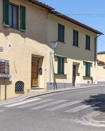 Florentine Careggi Loft: Cielo, Propiedad, Ventana, Edificio, Superficie De La Carretera, Árbol, Barrio Residencial, Casa, Asfalto, Planta