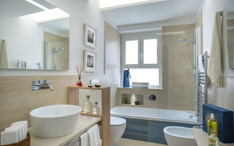 Butterfly With Beach & Breakfast Included: Espejo, Grifo, Arreglo De Tubería, Lavabo, Propiedad, Lavabo Del Baño, Azur, Mueble De Baño, Baño, Púrpura