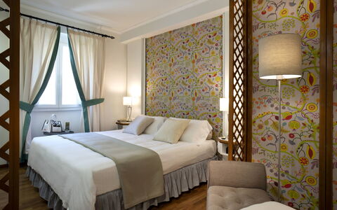 Butterfly With Beach & Breakfast Included: Mueble, Propiedad, Edificio, Comodidad, Decoración, Textil, Marco De La Cama, Diseño De Interiores, Madera, Suelo