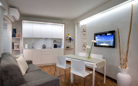 Butterfly With Beach & Breakfast Included: Mesa, Mueble, Sofá, Marco, Edificio, Planta De Casa, Diseño De Interiores, Suelo, Estante, Piso