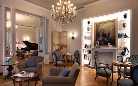 Boheme With Beach & Breakfast Included: Mueble, Mesa, Marco, Propiedad, Silla, Encendiendo, Sala, Diseño De Interiores, Suelo, Lámpara