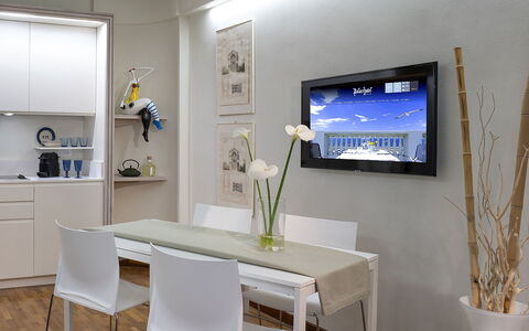 Boheme With Beach & Breakfast Included: Mueble, Propiedad, Mesa, Planta, Azur, Gabinetes, Diseño De Interiores, Edificio, Suelo, Silla