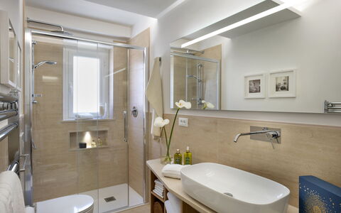 Tosca With Beach & Breakfast Included: Espejo, Grifo, Arreglo De Tubería, Lavabo, Propiedad, Baño, Lavabo Del Baño, Púrpura, Edificio, Diseño De Interiores