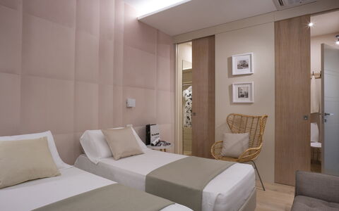 Tosca With Beach & Breakfast Included: Mueble, Comodidad, Edificio, Madera, Encendiendo, Suelo, Diseño De Interiores, Almohada, Piso