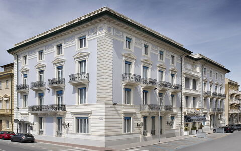 Tosca With Beach & Breakfast Included: Edificio, Cielo, Ventana, Nube, Coche, Diseño Urbano, Barrio, Rueda, Barrio Residencial, Condominio