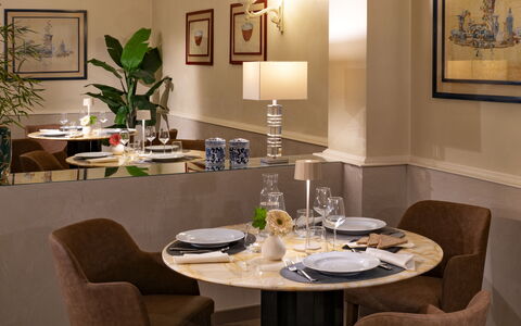 Tosca With Beach & Breakfast Included: Mesa, Mueble, Marco, Propiedad, Planta, Silla, Vajilla, Edificio, Encendiendo, Diseño De Interiores