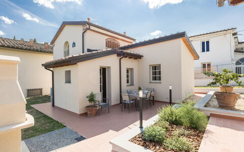 Villacolle 1, Poggio a Caiano, Hot Tub, Wifi, Ac: Planta, Nube, Edificio, Cielo, Propiedad, Ventana, Puerta, Casa, El Terreno Del Lote, Diseño De Interiores