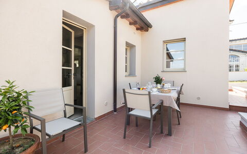 Villacolle 1, Poggio a Caiano, Hot Tub, Wifi, Ac: Mueble, Planta, Mesa, Ventana, Maceta, Planta De Casa, Edificio, Madera, Diseño De Interiores, Silla