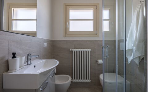 Villacolle 1, Poggio a Caiano, Hot Tub, Wifi, Ac: Arreglo De Tubería, Grifo, Lavabo, Propiedad, Lavabo Del Baño, Ventana, Baño, Edificio, Diseño De Interiores