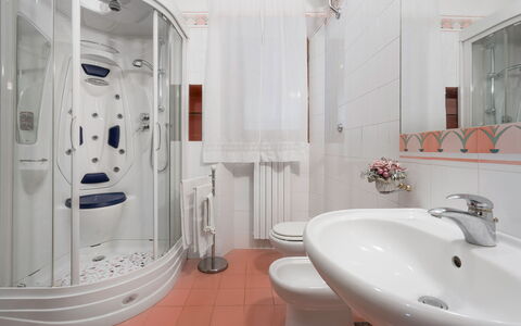 Santa Colomba House, Siena, Nature And Pool: Grifo, Arreglo De Tubería, Propiedad, Espejo, Blanco, Lavabo, Producto, Púrpura, Baño, Diseño De Interiores