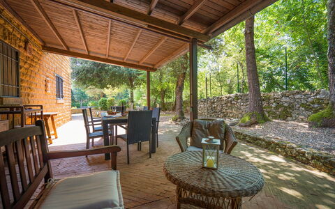 Santa Colomba House, Siena, Nature And Pool: Madera, Mueble, Cabaña, Sombra, Porche, Silla, Mueble Para Exteriores, Eco Hotel, Manchas De Madera, Estructura Al Aire Libre