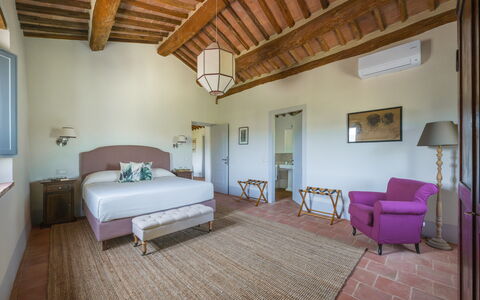 Villa Aiale: Pared, Mueble, Piso, Diseño De Interiores, Suelo, Casa, Habitación, Marco De La Cama, Cama, Techo